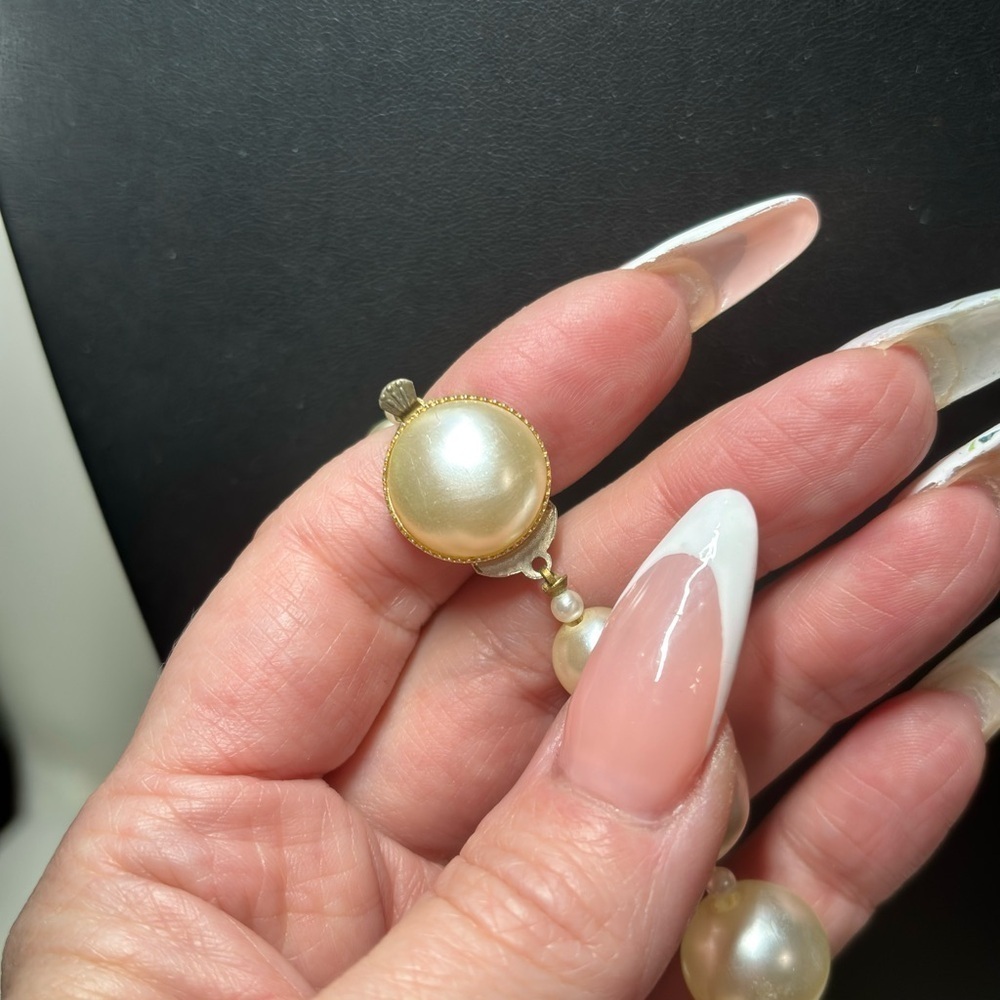 Vintage large faux pearl Hong Kong necklace with hidden clasp - Picture 4 of 7